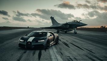 Fascinující závod. Hypersport vyzval vojenskou stíhačku, kdo byl rychlejší?