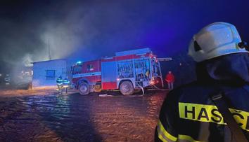 Na Trutnovsku hořel kravín. Při požáru uhynulo 150 jalovic