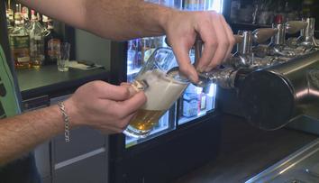 I přes zdražení se Češi alkoholu nevzdávají. Změnili ale návyky