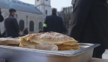 Mistři londýnských cechů se utkali v netradiční disciplíně. Obraceli palačinky