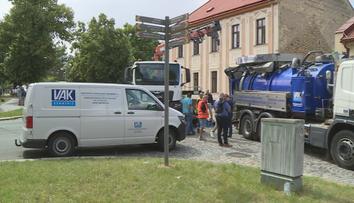 Muž zraněný při výbuchu potrubí je ve vážném stavu. Explozi nejspíš zavinil tlak vody