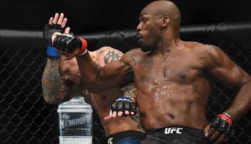 Jon Jones zničil Smithe a dál je šampionem, Lawler se zlobí