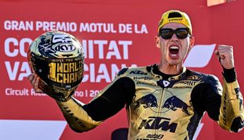 Ogura bojoval o titul, ale spadl. Mistrem světa Moto2 je Fernández