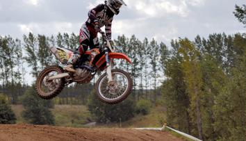 Motokrosař při závodech vletěl do davu. Pro zraněné letěl vrtulník