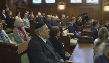 Česko uctilo památku obětí holokaustu. Poslanci drželi minutu ticha