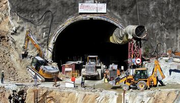 Zřícený tunel v Indii uvěznil 41 dělníků, už deset dní se k nim snaží provrtat