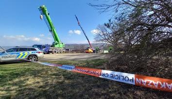 U Berouna spadl sloup vysokého napětí. Jeden člověk je mrtvý, dva zranění