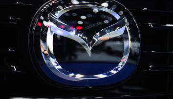 Další automobilka mění tradiční logo. Hlavně kvůli chytrým telefonům