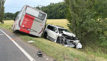 Hrozivá nehoda na Příbramsku: Autobus a osobní auto se čelně srazily