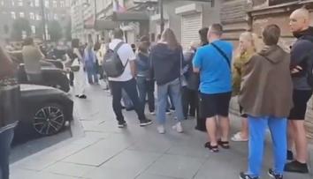 Rubl padá. Rusové propadli panice a stojí dlouhé fronty u směnáren