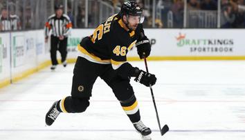 Je legendou Bruins a dnes ukázal proč, chválil trenér Krejčího po tisícím zápase