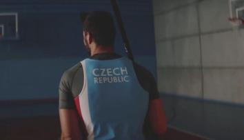 Do Tokia s rapovým singlem. V klipu si zahrála i čtveřice olympioniků