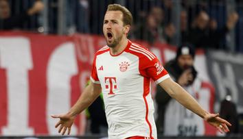 Akce sezóny Bundesligy opanoval Bayern. Kaneův gól přes půlku a Gnabryho pata