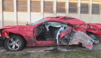 Dodge ve zběsilé rychlosti vážně havaroval. Mohlo jít o závod, policie hledá svědky