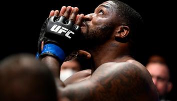 Veterán Overeem je stále ve hře o titul, Sakaiovo trápení ukončil sudí