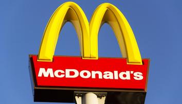 McDonald’s stáhl kontroverzní vánoční reklamu. V Česku běží podobná