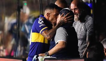 Tévez se vášnivě líbal s Maradonou! Pak zajistil titul pro Bocu Juniors