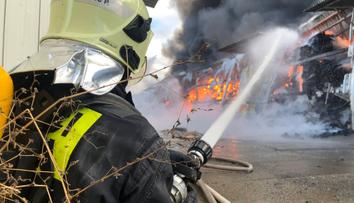 Obří požár v Písnici. Takhle s ním bojovali hasiči VIDEO + FOTO