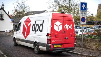 Kurýra britské DPD našli mrtvého v autě. Nejspíš se upracoval k smrti