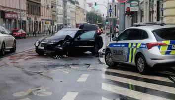 Opilý řidič usnul a blokoval provoz. Poté naboural do tramvaje i do policejního auta