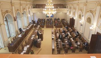 Poslanci schválili prodloužení nouzového stavu. Jednali o něm devět hodin
