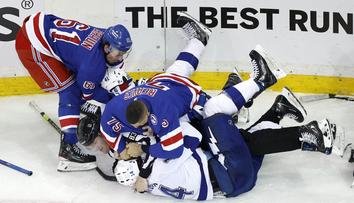 Bitkař Reaves míří do Minnesoty. Rangers dostanou výběr v draftu