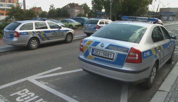 Muži plánovali ukrást balík za čtvrt milionu. Policisté je zadrželi při činu
