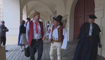 Poslanci se odvázali. Na schůzi přišli v krojích, Okamura připomínal Rumcajse