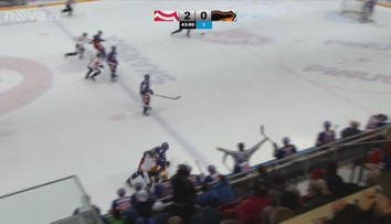 Brankář v hokeji se trefil přes celé hřiště, komentátor bouřil