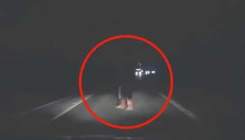 Muž vešel na silnici přímo před auto. Řidič už nedokázal zastavit