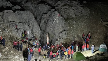 Nemocného jeskyňáře se v Turecku podařilo vytáhnout z kilometrové hloubky