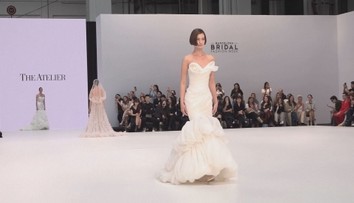 Tradiční i extravagantní. Věhlasné značky ukázaly luxusní svatební róby