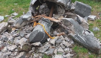 Případ zničené sochy odložili. Policii v Teplicích se nepodařilo vandala vypátrat