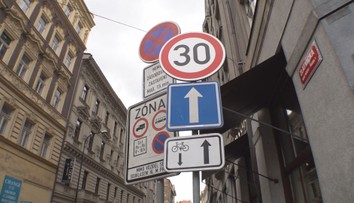 Praha si chce posvítit na nepřehledné množství dopravního značení