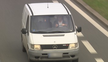 Řidič se podíval na zvonící telefon, na přechodu zabil dva lidi!