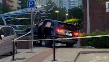 Divoká honička v Bratislavě skončila autem ve fontáně. Policie po řidiči i střílela
