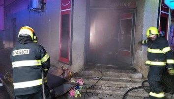 Hasiči měli napilno i po silvestru, shořela prodejna a auto i s garáží