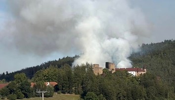 U hradu Velhartice hoří les. Platí třetí stupeň poplachu