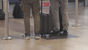 Majitel cestovní agentury chtěl po klientech peníze navíc. Možná jednal nelegálně