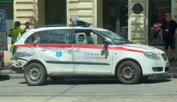 Filip Turek boural v Praze. Zdravotnické auto po srážce skončilo na střeše
