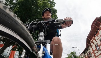Reportér si vyzkoušel práci kurýra. Na kole rozvážel jídlo a ujel 25 kilometrů
