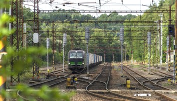 Záhadná smrt 16letého chlapce. Našli ho v kolejišti, vlak ho ale nesrazil