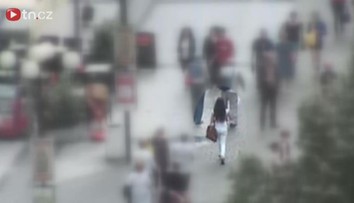 Pozor na ně! Cizinky v centru Prahy pod rouškou údajné charity okrádaly kolemjdoucí!
