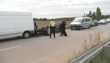 Policisté zadrželi u Hodonína převaděče s dodávkou plnou migrantů