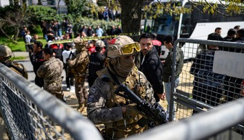 Istanbulem otřásla střelba. Jeden z útočníků je po smrti, další jsou zranění