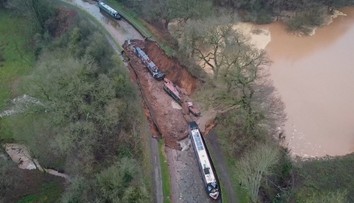 Obři propadlina pohltila v Británii dvě lodě. Hasiči zachránili 15 lidí