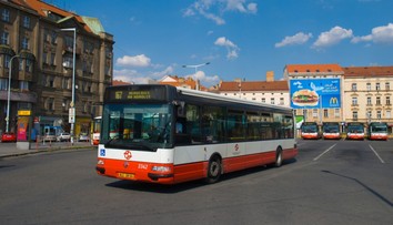 Na řidiče autobusu v Praze vytáhl cestující nůž. Klidné reakci lidé tleskají