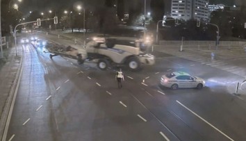 Řidič kombajnu jel na pole, navigace ho navedla do Brna!