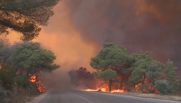 Řecko dál bojuje se zničujícím živlem. Při hašení požárů se srazily dva vrtulníky