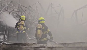 Vyšetřování požáru továrny na plasty pokračuje. Hasiči objevili další čtyři ohniska
